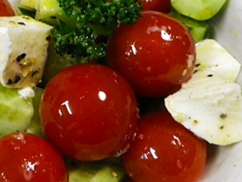 モッツァレラトマトキュウリのニンニク亜麻仁油サラダ